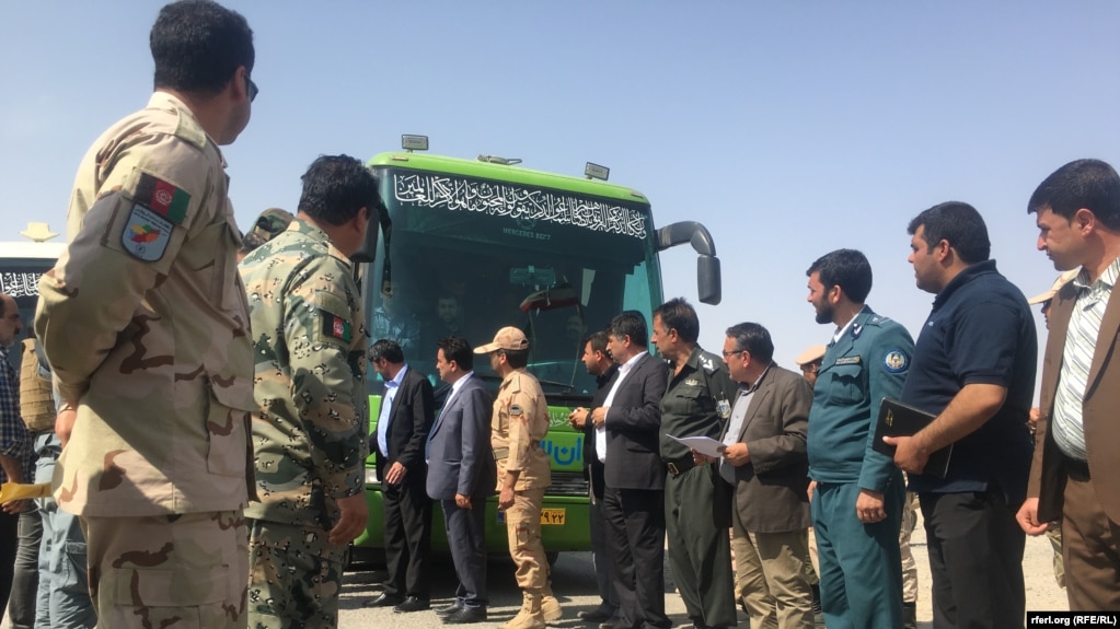 Iranian officials hand over Afghan prisoners to officials in the western province of Herat, which borders Iran. (file photo)