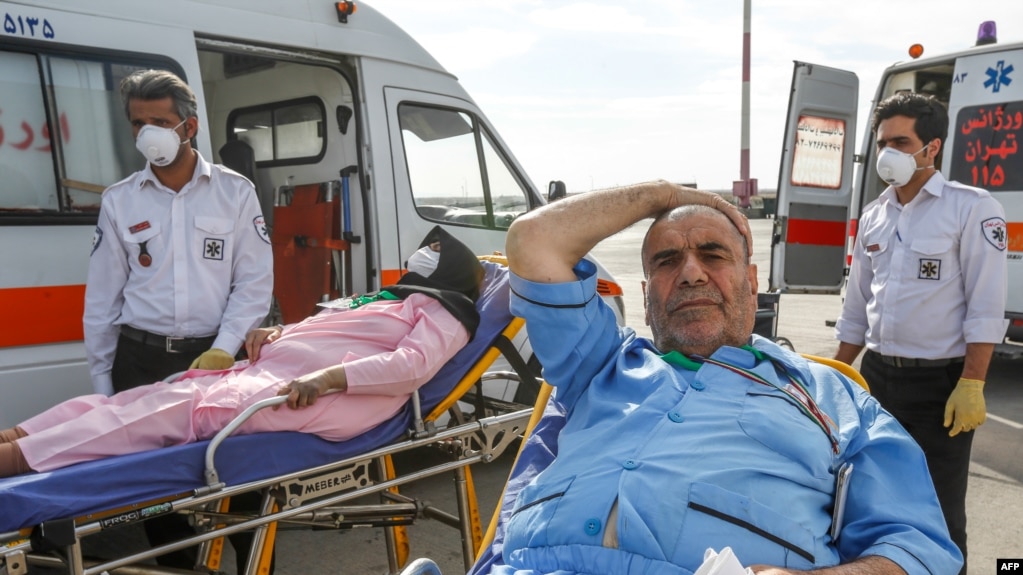 Iranian pilgrims wounded in a stampede in Saudi's Arabia's holy city of Mecca during the annual hajj pilgrimage arrive back in Tehran in September 2015.