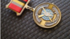 Медаль «На службі Батьківщині» з емблемою військової частини 74455 ГУ ГШ ЗС Росії, яка згадана в обвинувальному висновку у США