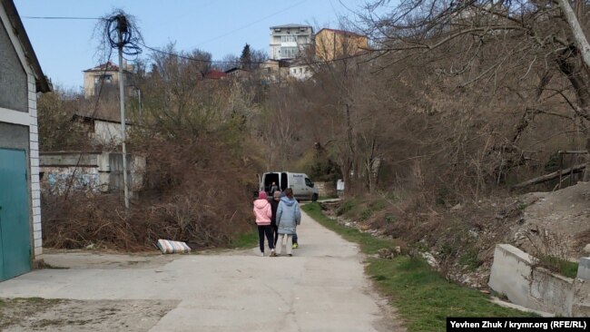 Дети гуляют на улице во время карантина