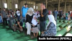 Kolona s posmrtnim ostacima Srebreničana stigla u Potočare
