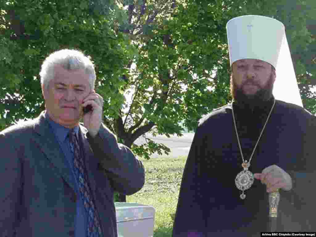 13 mai 2001. Preşedintele Vladimir Voronin şi Mitropolitul Moldovei Vladimir blocaţi la aşa-zisa vamă de lângă Chiţcani