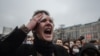 Povređeni demonstrant izražava svoj bes na policiju u Moskvi 23. januara.