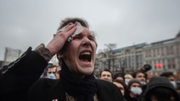Povređeni demonstrant izražava svoj bes na policiju u Moskvi 23. januara.