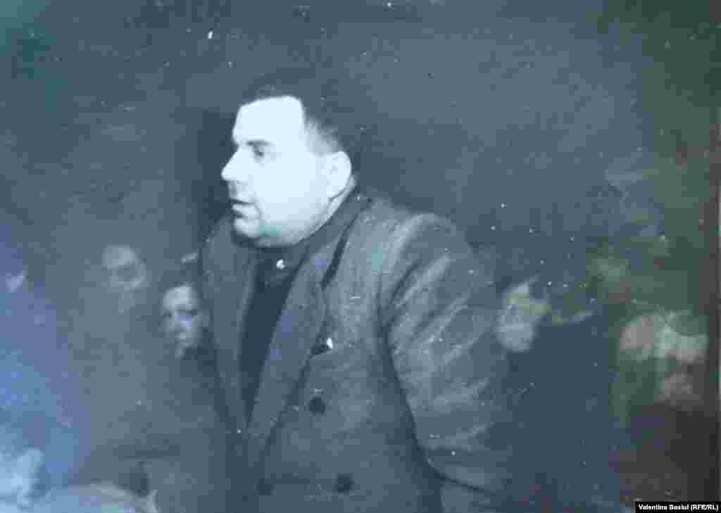 Andrei Găină vorbind la o adunare sătească, 1950.