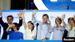 Mariano Rajoy (în centru) după anunțul rezultatelor alegerilor de duminică