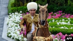 Президент Туркменистана Гурбангулы Бердымухамедов верхом на коне. Ашгабат, 23 апреля 2016 года.