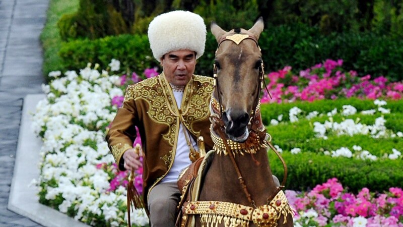 Президент Туркменистана выиграл праздничные скачки 