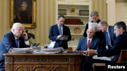 აშშ-ის პრეზიდენტი დონალდ ტრამპი (მარცხნივ) ტელეფონით ელაპარაკება რუსეთის პრეზიდენტ ვლადიმირ პუტინს.