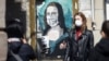 Turisti pored grafita pod nazivom "Mobilni svetski virus" koji prikazuje "La Gioconda", zvanu Mona Lisa, sa mobilnim telefonom i medicinskom maskom, Barselona, 9 mart 2020.
