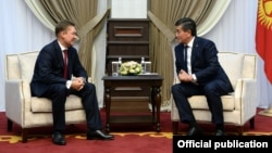 Председатель правления ПАО «Газпром» Алексей Миллер (слева) и президент КР Сооронбай Жээнбеков. Бишкек, 29 марта 2019 года.