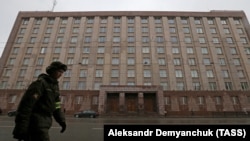 A FSB officer walks past the security service's headquarters in St. Petersburg. (file photo)