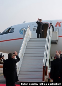 Шавкат Мирзияев провожает Сооронбая Жээнбекова в аэропорту. Ташкент, 14 декабря 2017 года.