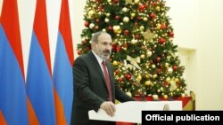И. о. премьер-министра Армении Никол Пашинян выступает с речью на приеме для представителей СМИ, Ереван, 26 декабря 2018 г. 