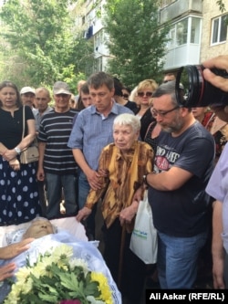 На похоронах жителя Актобе Николая Онищенко. 8 июня 2016 года.