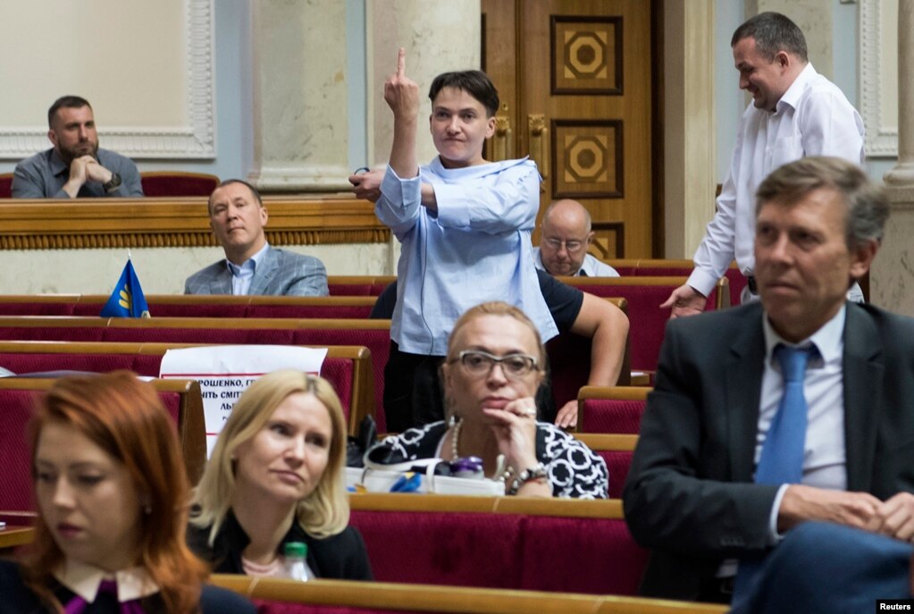 Ukrajinska poslanica Nadija Savčenko pokazuje srednji prst tokom sjednica državnog parlamenta u Kijevu, 22. juni 2017. Foto: Vladyslav Musiienko/Reuters