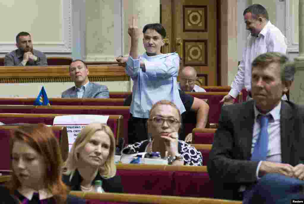 Депутат Надежда Савченко показывает непристойный жест во время заседания Верховной Рады. 22 июня. Находясь в российской тюрьме, украинская военнослужащая Надежда Савченко стала символом непреклонности Украины перед российской агрессией. Широкую известность получил аналогичный ее жест в адрес российского суда. В относительно свободном украинском парламенте она не снискала такой же славы. Фотограф Владислав Мусиенко снимал в парламенте 22 июня, через год после триумфального возвращения Савченко в Украину. Внезапно услышал шум, рассказал он Азаттыку: «Я обернулся и стал фотографировать, еще не понимая, что происходит. Только потом я понял, что крики и жест были реакцией Савченко на слова спикера, который ставил какой-то вопрос на повторное голосование». Мусиенко не стал говорить об отношении украинцев к Савченко. Однако он отметил, что лично для него «этот снимок пример того, как нельзя себя вести в парламенте».