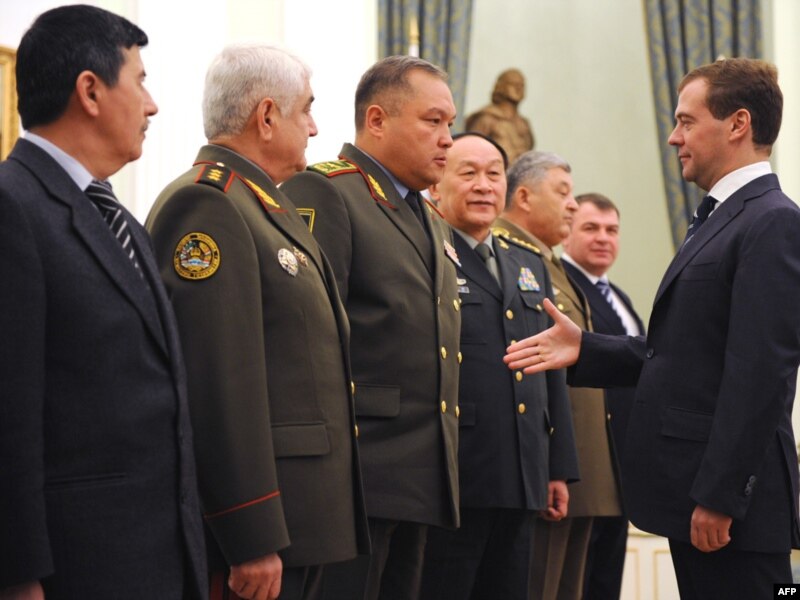 Президент России Дмитрий Медведев с министрами обороны стран-участников ШОС. Москва, 29 апреля 2009 года.