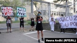 Стотина луѓе и денеска се собраа пред Централниот затвор во Белград, каде што бараат пуштање од притвор на граѓаните уапсени поради учество на демонстрациите во изминатите денови