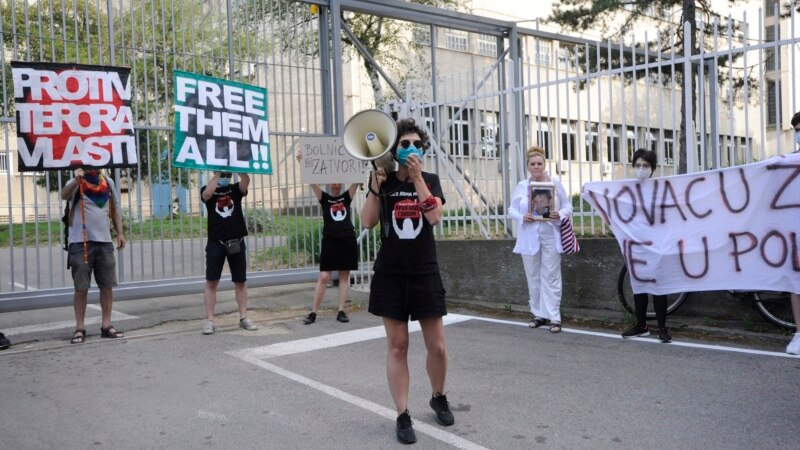 Граѓани собрани пред затворот во Белград бараат слобода за уапсените демонстранти