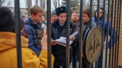 Полицейский оглашает предупреждение о недопустимости нарушения общественного порядка младшему сыну бизнесмена Ярославу Зубкову