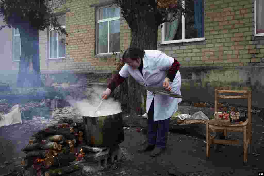 50-річна медсестра Яна Іванівна готує на відкритому вогні обід для хворих психіатричної лікарні №1 міста Донецьк, 17 грудня 2014 року