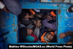 Unul din motivele pentru care majoritatea migranților implicați în traversări maritime sunt bărbați este că ei fug în număr cel mai mare de conflictele locale în care pot fi recrutați - de pildă cele din estul Africii.