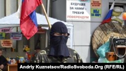 Захоплений проросійськими сепаратистами будинок СБУ в Луганську, 21 квітня 2014 року