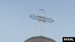 Римско-католический крест над костелом в Алматы.