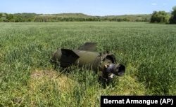 Egy orosz rakéta maradványa fekszik egy búzamezőn a kelet-ukrajnai Szoledar közelében 2022. június 6-án