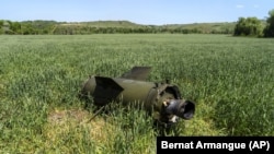 Часть российской ракеты на пшеничном поле возле Соледара в Донецкой области. Украина, 6 июня 2022 года