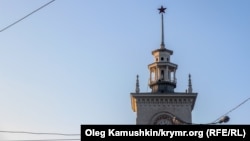 Башня с часами на железнодорожном вокзале Симферополя, архивное фото
