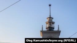Башня с часами на железнодорожном вокзале Симферополя