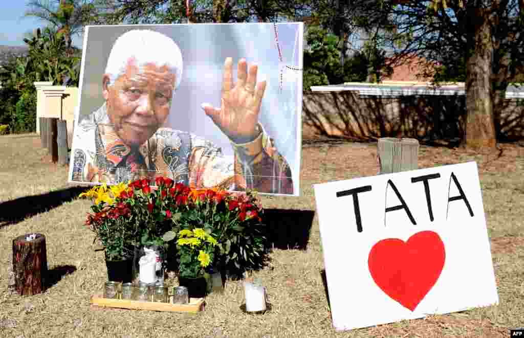 Južna Afrika - Fotografija bivšeg predsjednika Nelsona Mandele ispred bolnice u kojoj se nalazi, Pretorija, 28. juni 2013. Foto: AFP / Stephanie de Sakutin 