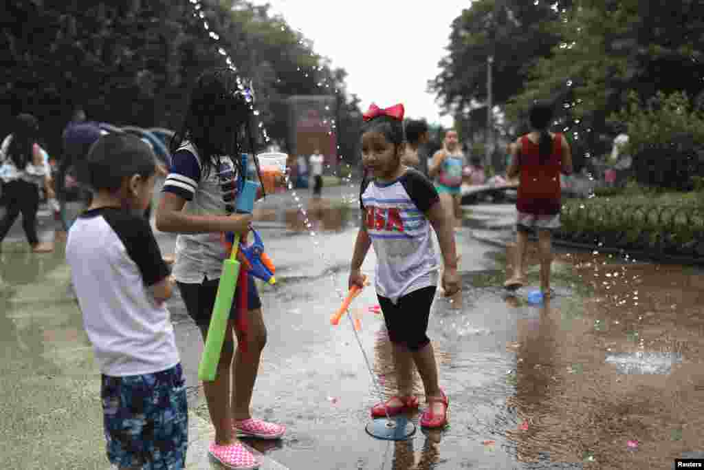 Діти грають у парку &laquo;Оул&raquo; під час святкування Дня незалежності в Нью-Йорку