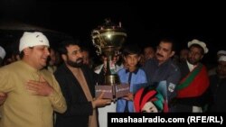 د جلال اباد لوبغالي کې د بمي چاودنې وژل شویو په یاد کې چې د وطنپاله ځوانانو مشر هم پکې شامل وو، فاتحه وشوه. ۲۰ مې ۲۰۱۸ 
