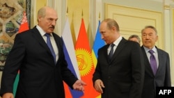 Президент Беларуси Александр Лукашенко (слева), президент России Владимир Путин (в центре) и президент Казахстана Нурсултан Назарбаев. Астана, 29 мая 2013 года.