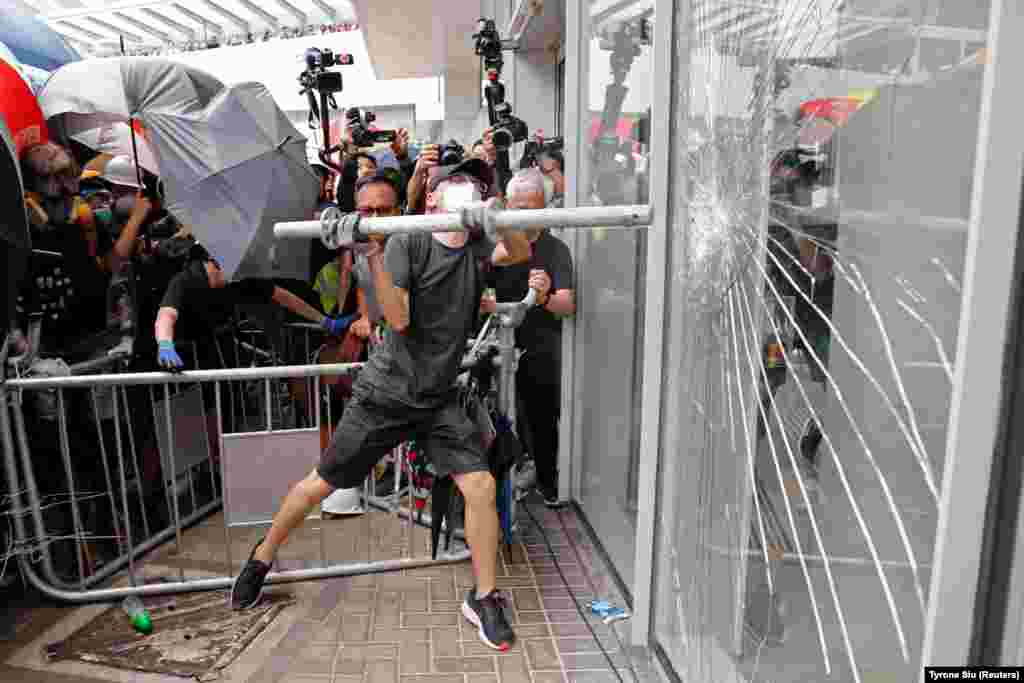 Protesters try to break into the Legislative Council building, where riot police are seen, during the anniversary of Hong Kong&#39;s handover to China in Hong Kong on July 1. (Reuters/Tyrone Siu)