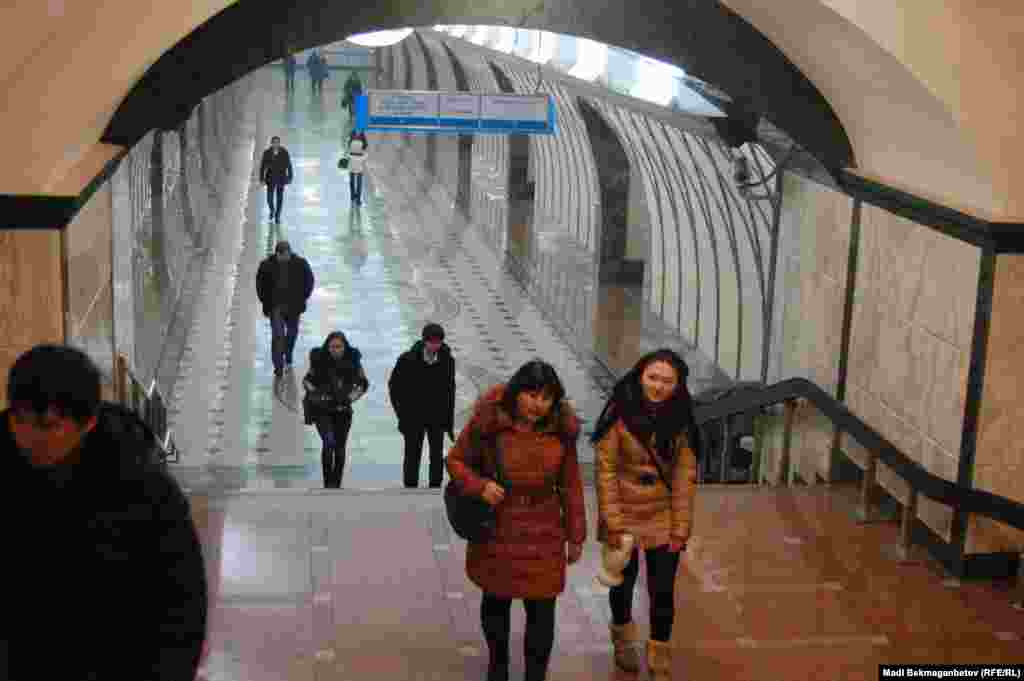 Алматы метросының Жібек жолы станциясынан шығып бара жатқан адамдар. Алматы, 9 қаңтар 2013 жыл.