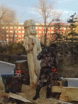 Процесс создания деревянной скульптуры девушки-воина в Семее. 1 ноября 2019 года.