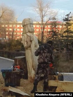 Процесс создания деревянной скульптуры девушки-воина в Семее. 1 ноября 2019 года.