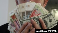 Узбекские сумы и доллары США.