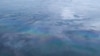 Нефтяное пятно на воде (иллюстративное фото)