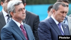Президент Армении Серж Саргсян (слева) и губернатор Сюникской области Сурик Хачатрян