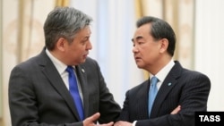 Министр иностранных дел Кыргызстана Эрлан Абдылдаев (слева) и министр иностранных дел Китая Ван И. Москва, 3 июня 2015 года.