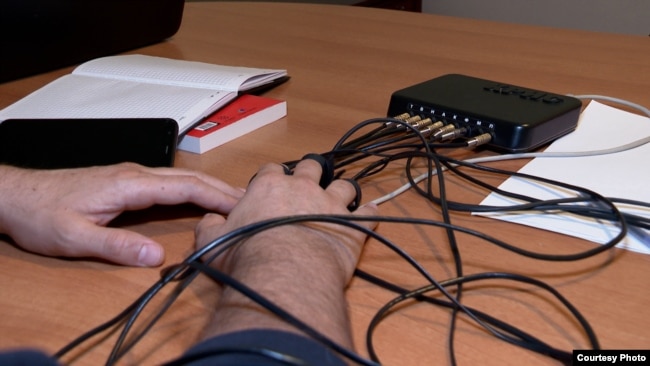 Під час фільтрації людей відправляють на поліграф, ілюстративне фото