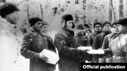 Панфилов атындагы 8-гвардиялык дивизиянын аскерлерине белектерди тапшыруу учуру. 1942-жыл.