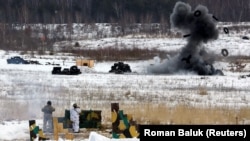 Exerciții militare la Centrului Internațional pentru Menținerea Păcii și Securității de la Yavoriv. Un militar ucrainean distruge un buncăr cu armament furnizat Ucrainei de Statele Unite, 4 februarie 2022.