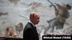 Путин на выставке, посвященной Ленинградской блокаде