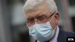 Здравният министър Кирил Ананиев ще издаде заповед, с която ще бъде върнато задължителното носене на маски в закрити пространства 